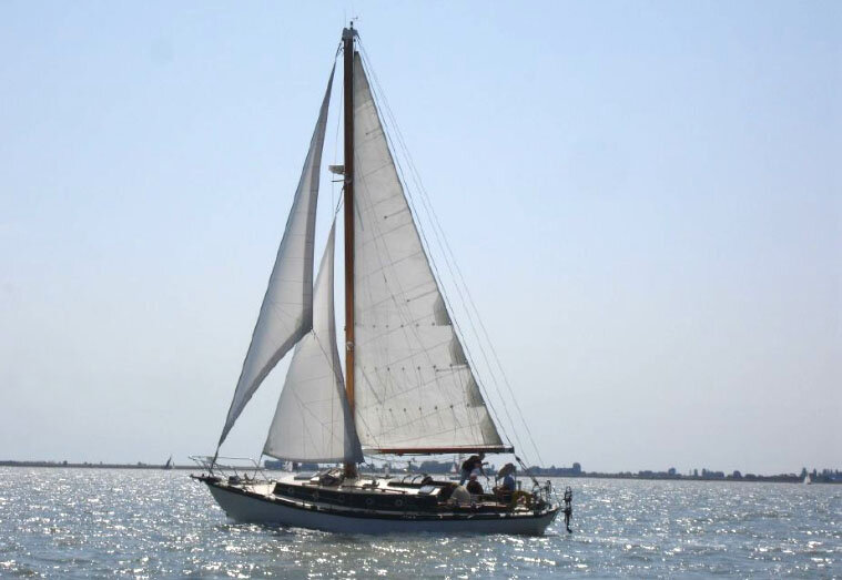 1986 Samson C-Petrel 36 Live Aboard Tollesbury Yacht, Essex, United Kingdom    (эта железобетонная яхта не только до сих пор ходит по морю, но и продается всего за £ 12,500)  (Фото источник: https://www.newsnow.co.uk/classifieds/boats-for-sale/ferro-cement.html)