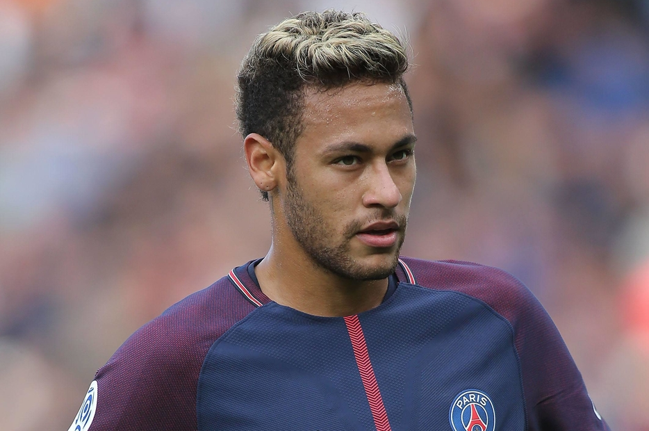 По информации AS, во французском клубе бразилец зарабатывает €700 тыс. в неделю. 
В СМИ сообщалось, что руководство испанского клуба хочет продать форварда Гарета Бэйла, чтобы разгрузить зарплатную ведомость и удовлетворить запросы Неймара.

В прошедшем сезоне Неймар принял участие в 28 матчах, в которых забил 23 мяча и отдал 13 результативных передач.

Ранее нападающий «ПСЖ» Эдинсон Кавани рассказал о конфликте с Неймаром.

