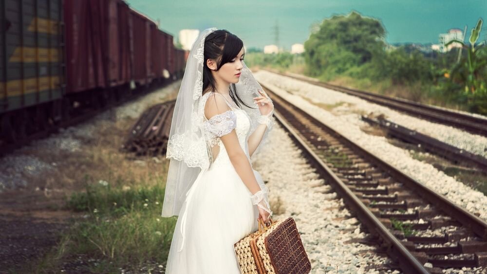 Выйду замуж за деревенского. Чемоданы для невесты. Невеста брюнетка. Фотосессия на железной дороге. Девушка в фате и с чемоданом.