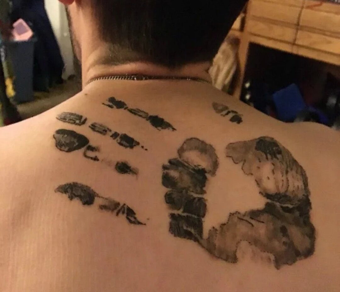 Со стороны можно подумать что это просто тату в виде ладони,но эта татуировка несет в себе глубокий смысл.Когда у парня умер отец, он набил отпечаток ладони отца у себя на спине чтобы отец был всегда рядом с ним. Это очень грустно,но и пугающе одновременно.



Если у вас есть родимое пятно или некрасивый шрам,то можно очень креативно подойти к этому делу и сделать забавные тату.
Вот этот парень совместил свой шрам с татуировкой и получилось очень необыкновенно,выглядит шикарно.

