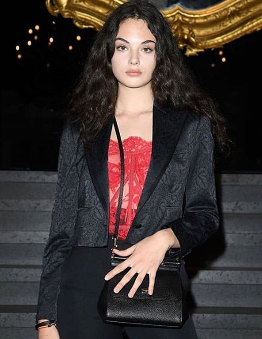 Дева Кассель