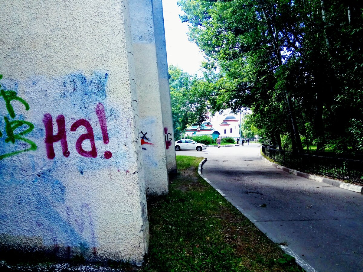  - Вы кто?
- Четыре всадника Апокалипсиса: "Мор", "Война", "Голод", "Смерть".
- А это что за хуйло с вами?
- А это - стажер "Доброе утро".