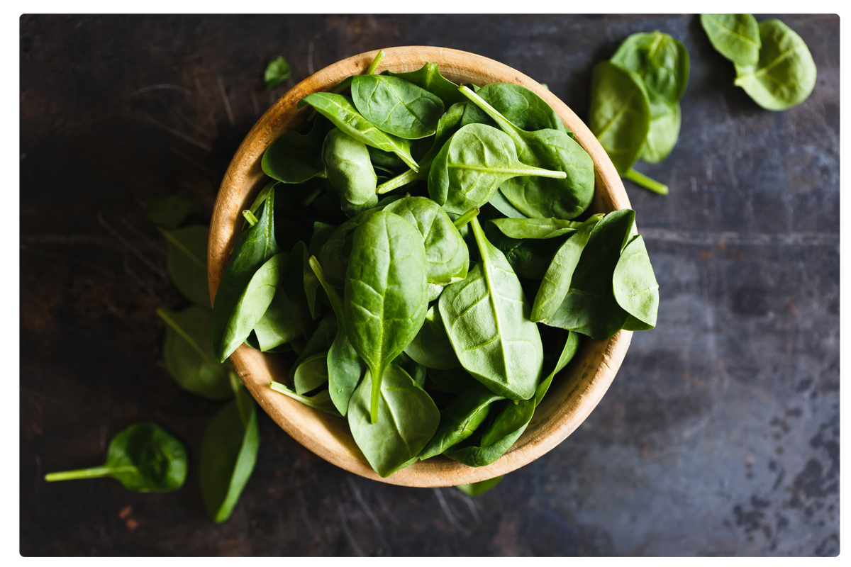 Шпинат входит в число самых здоровых овощей благодаря своему впечатляющему питательному составу.