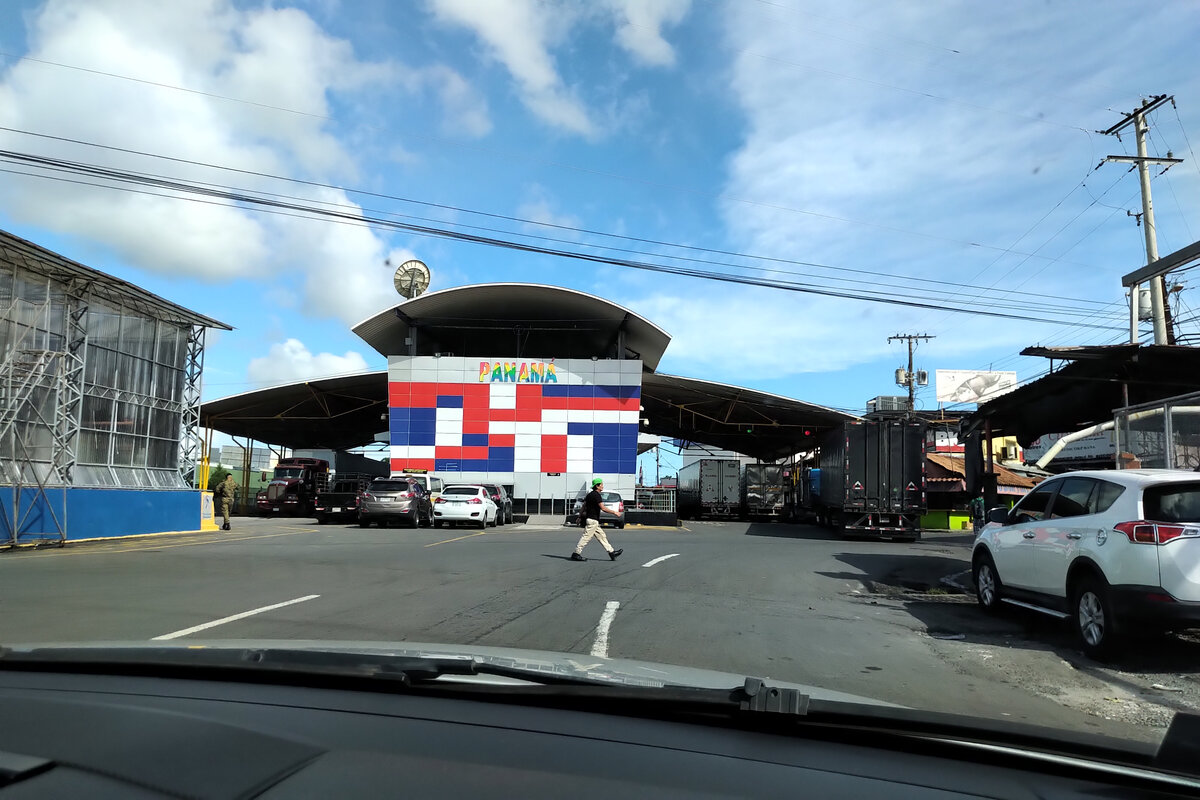 Вначале мы проехали мимо. Думали, что это торговый центр с названием "Панама", но нет - это граница!