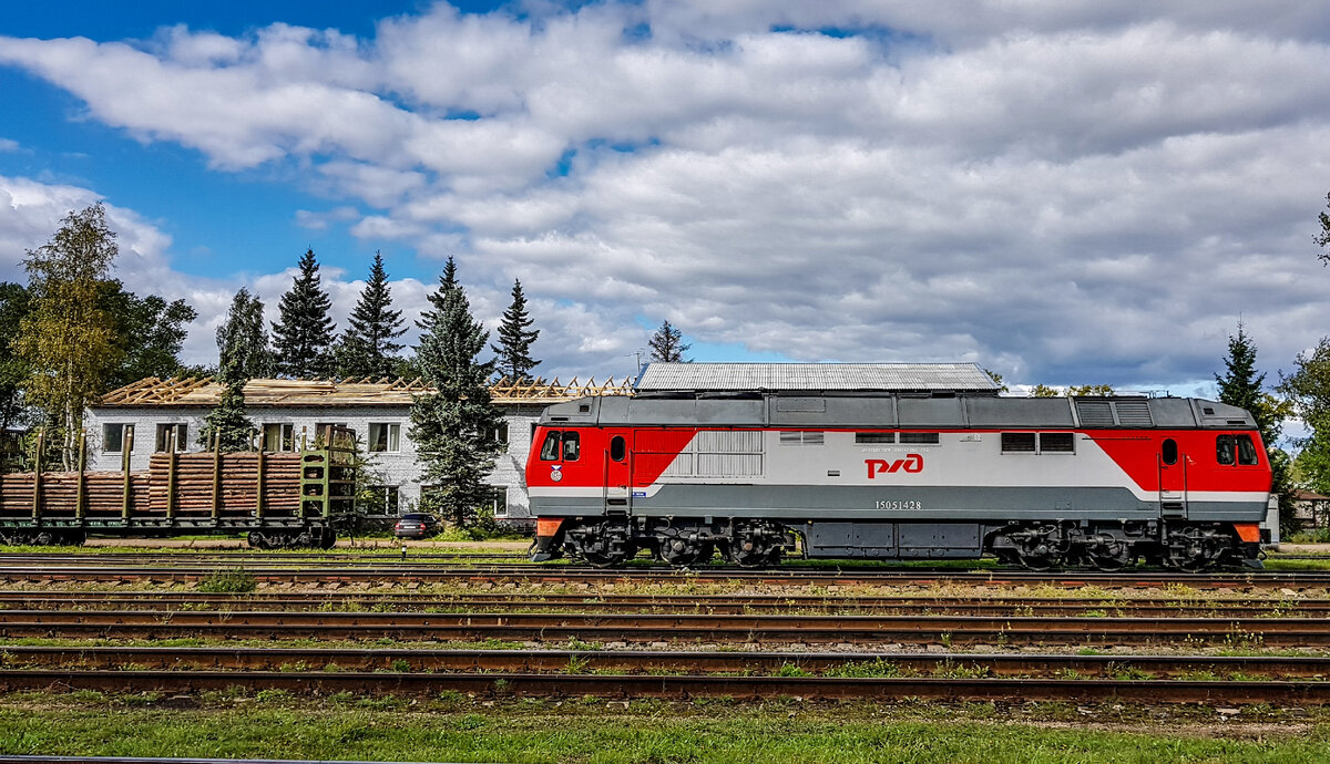 Пассажирский тепловоз ТЭП70БС у подменного пункта локомотивных бригад на станции Осташков, август 2018г. Фото: Алексей Алексеев
