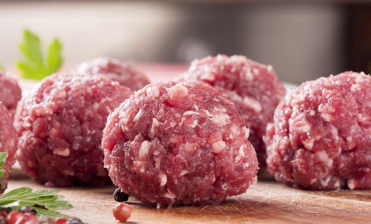 Готовим для своих близких вкусно и  бережем  от не нужных затрат свой бюджет и свое драгоценное время. Себестоимость домашних полуфабрикатов в среднем от 2-5 раз ниже чем покупные котлеты и они точно из свежих продуктов и без химии. 