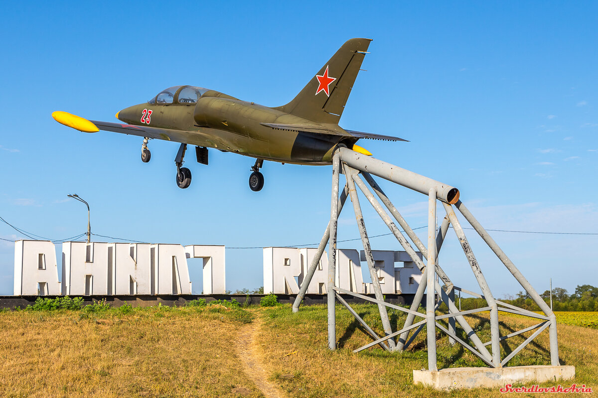 Памятник самолету l-39