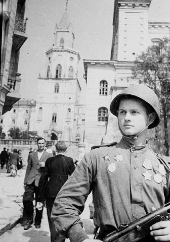Портрет красноармейца в освобожденном Люблине, июль 1944, автор - Михаил Трахман, источник изображения - waralbum.ru