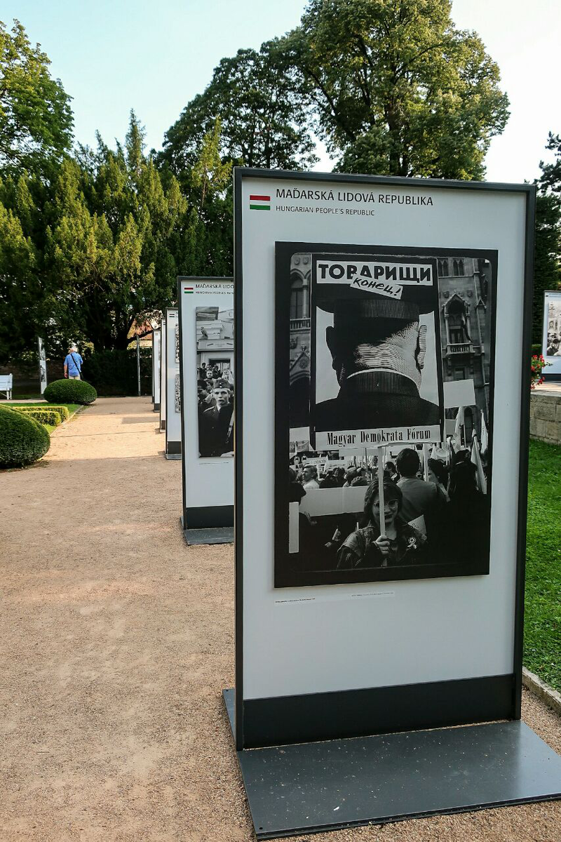Фотовыставка "Падение железного занавеса" — более 1000 фото о политических и революционных событиях 1989 года, которые проходили в странах соцлагеря (Чехословакия, ГДР, Польша, Венгрия, Румыния, Болгария, Югославия