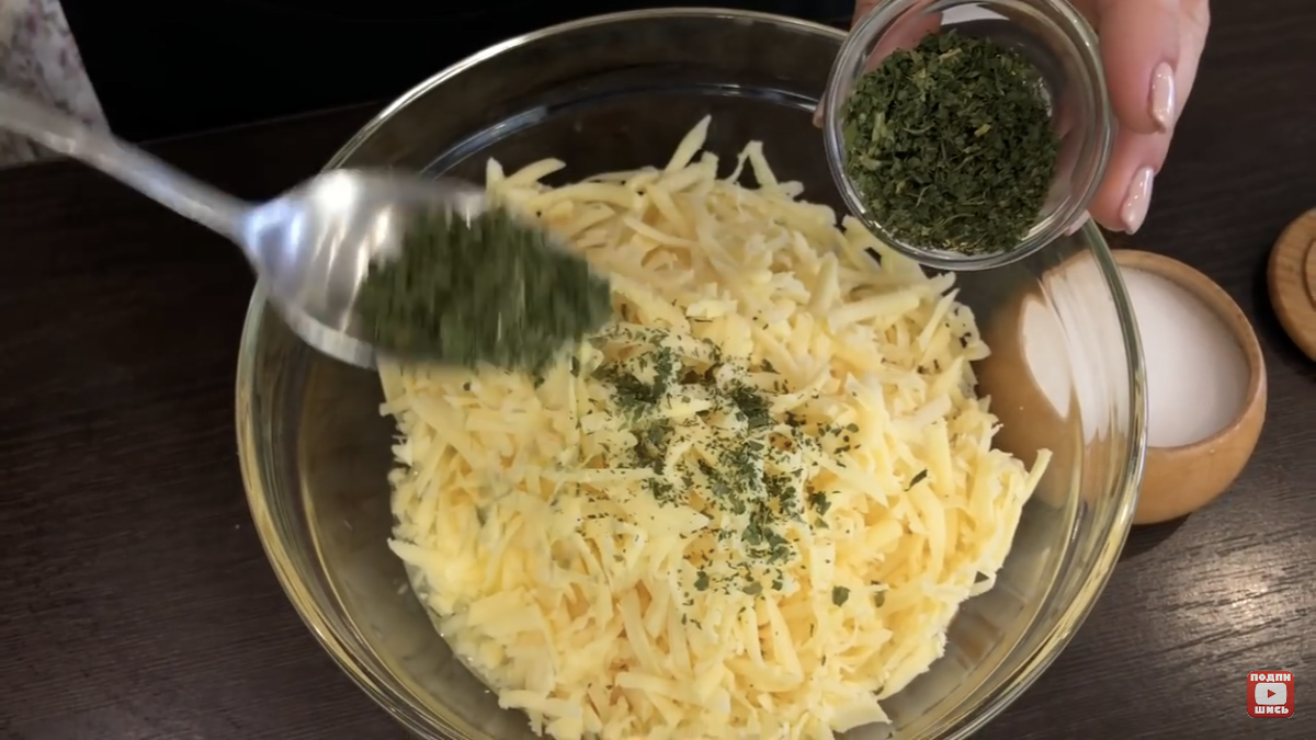 Куриный рулет с сыром Очень сытно и просто.