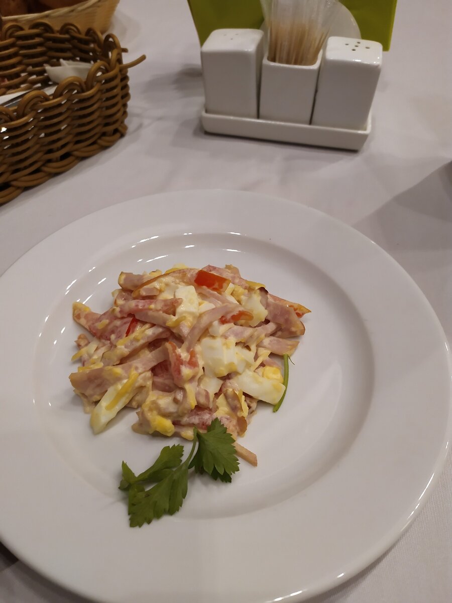 Салат сырный с ветчиной