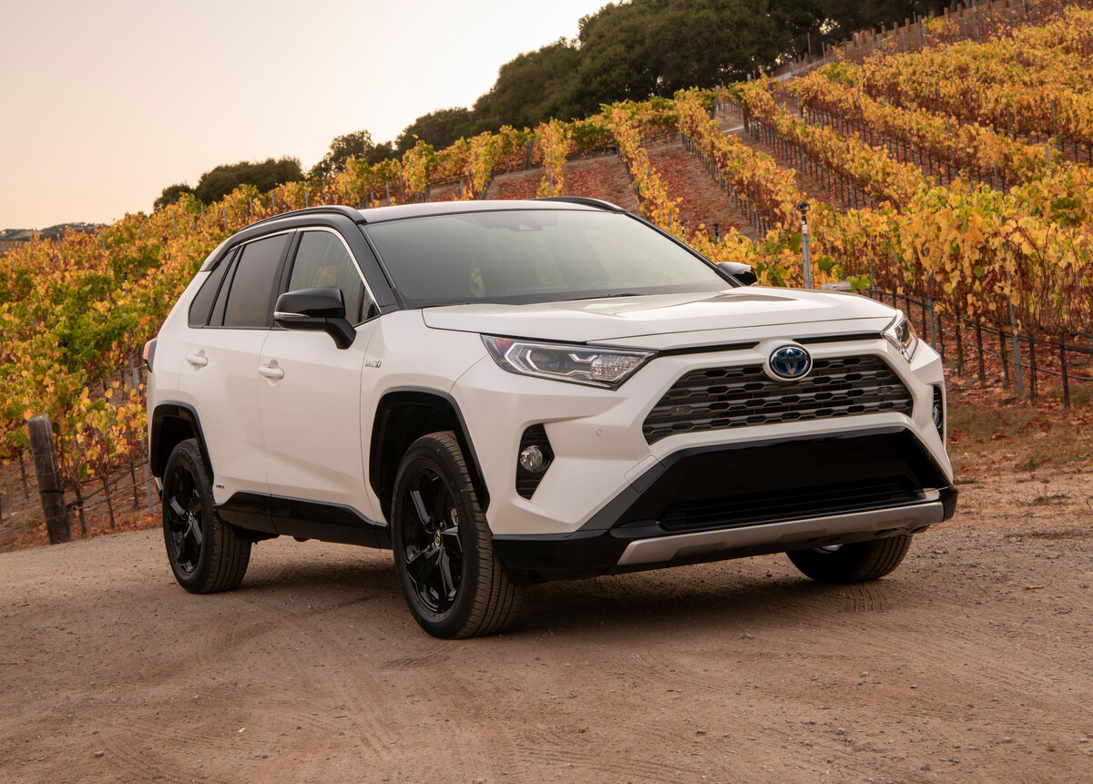   Toyota RAV 4 – один из самых известных автомобилей в России. Преимущества данного автомобиля отмечаются с появления первого поколения модели.