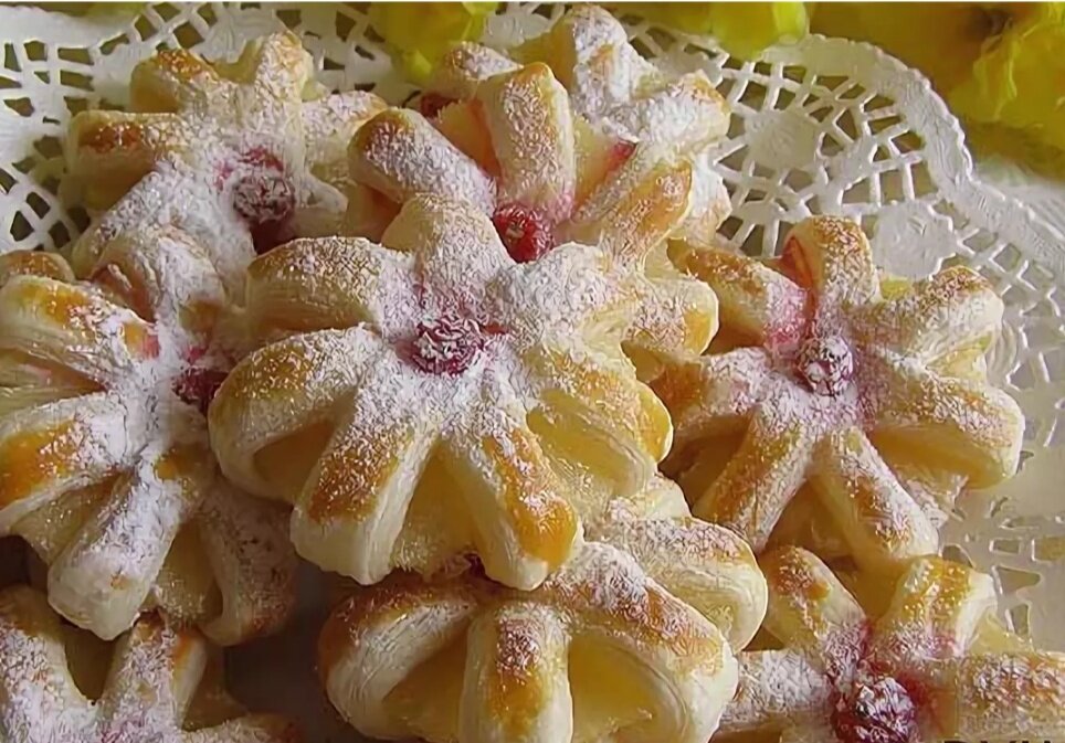 Рецепт ананасов в слоеном тесте. Печенье ананасовые хризантемы. Слойки с ананасом. Слоеное тесто с ананасами. Печенье из слоеного теста.