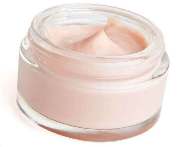 Крем имеет розовый цвет, благодаря наличию в составе масла розового дерева 