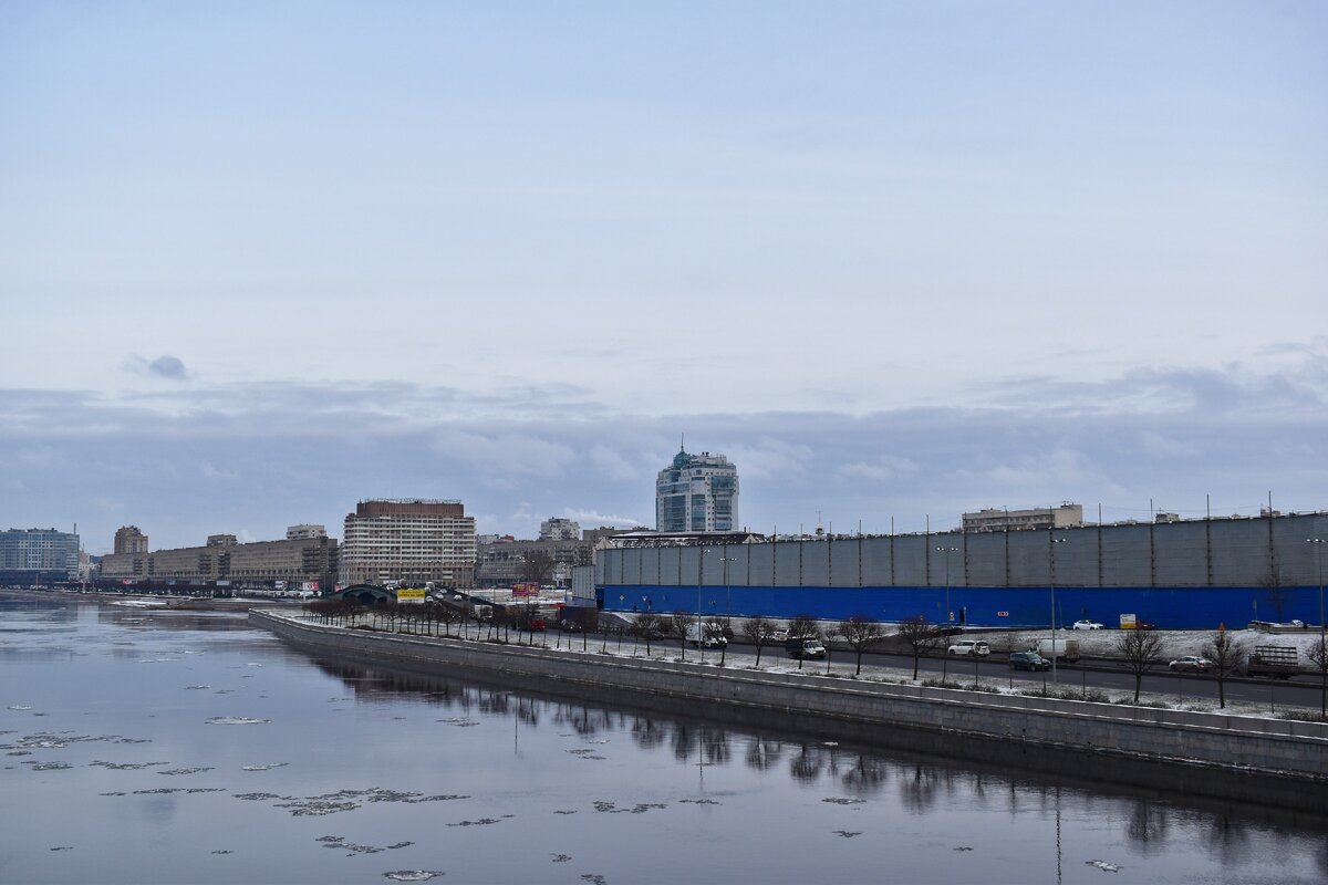 Вид в сторону Охтинского мыса с Большеохтинского моста. К сожалению, сейчас данная территория огорожена высоким забором (хотя с обратной стороны, с берегов Охты, территория открыта для глаз прохожих - в чём смысл забора?)