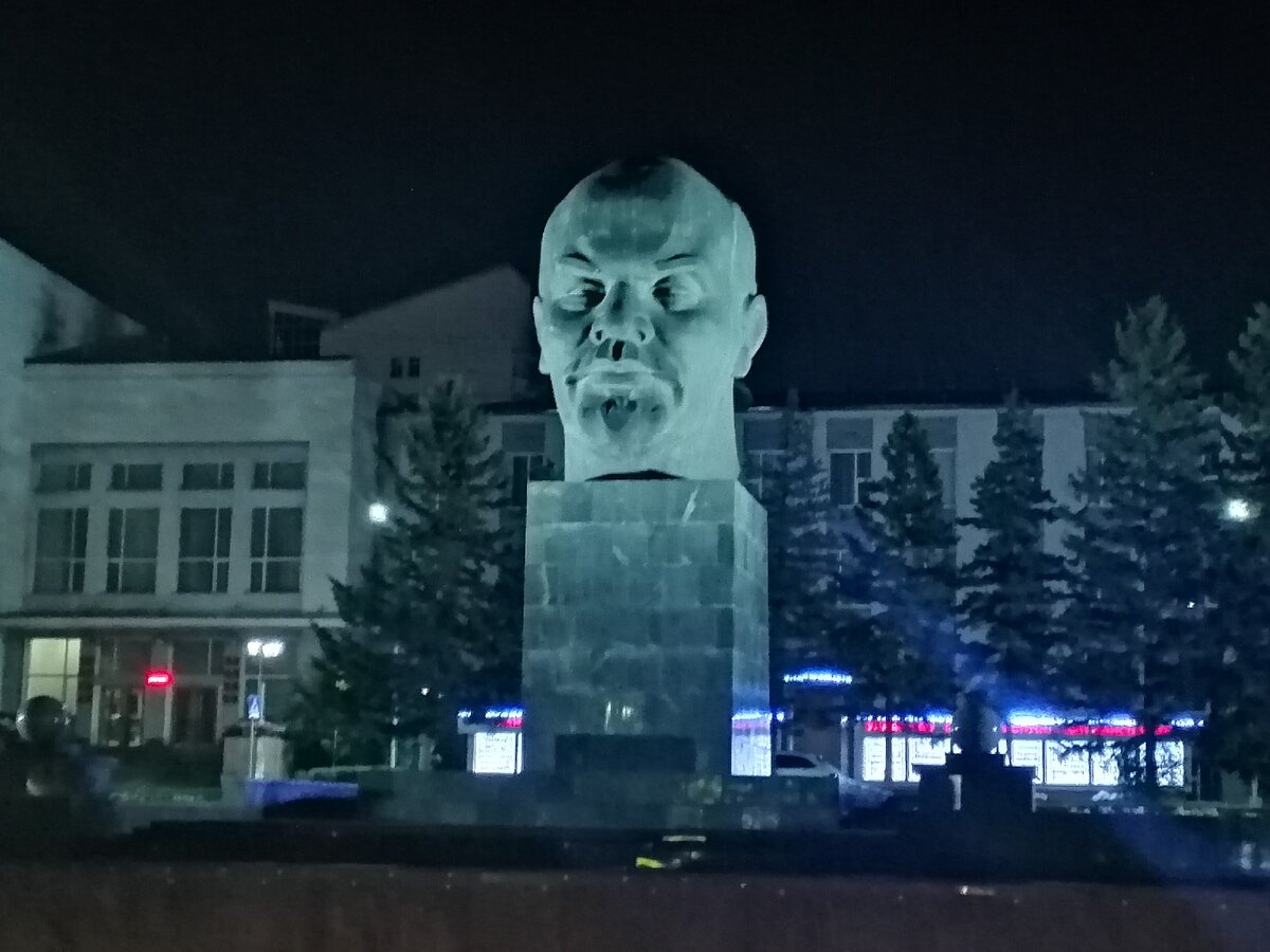         Трудясь мы знаем, Ленин с нами...