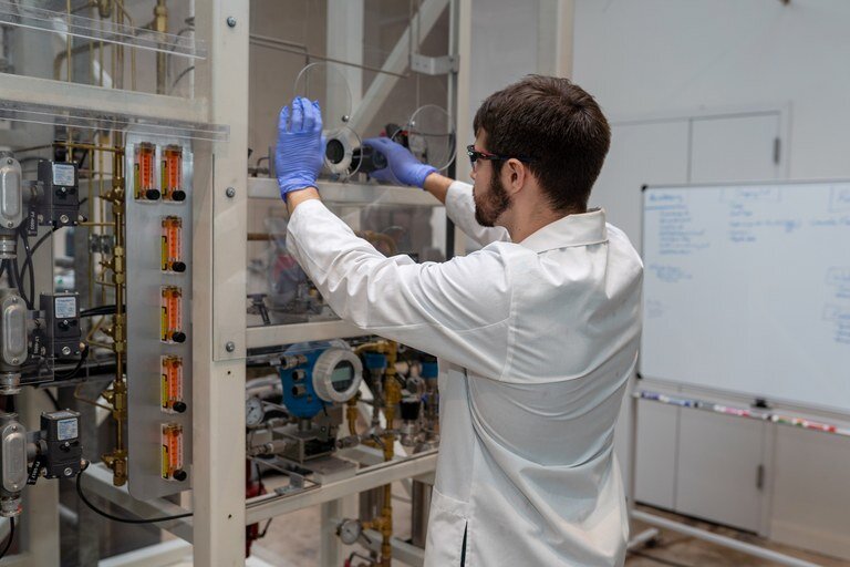 Соучредитель Air Стаффорд Шихан вводит в реактор компании газообразный водород и углекислый газ.