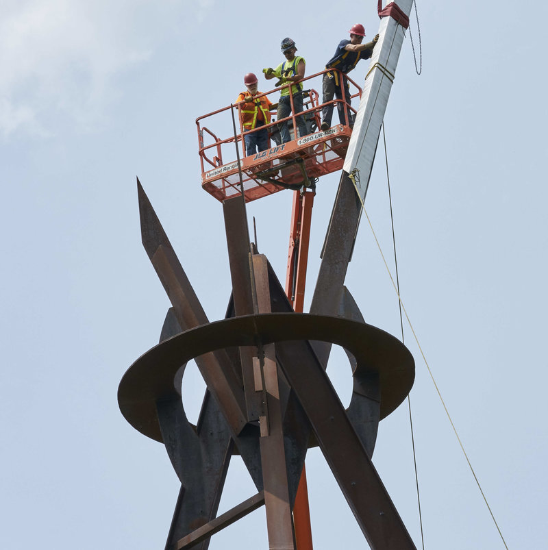 Installation  of Mark di Suvero, E=MC2 (1996-97), at Storm King Art Center, 2019.  Фото by Jerry L. Thompson/Courtesy Mark di Suvero, Spacetime C.C., New  York.