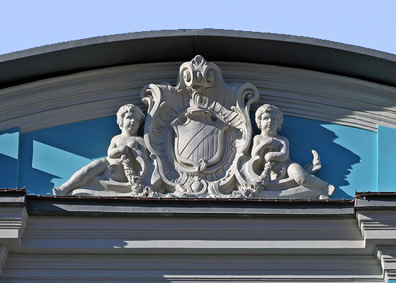 Фейковые гербы на флигелях "дома Черткова".