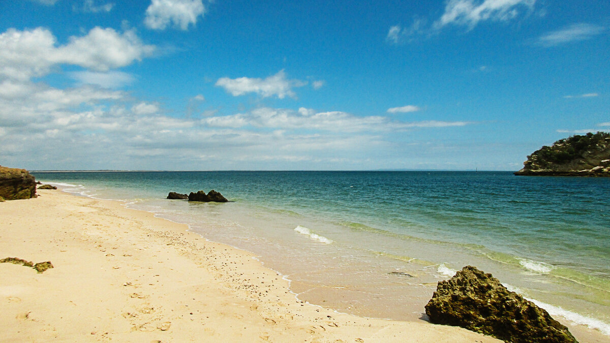 Пляж Галапиньюш (Praia de Galapinhos) - признан самым красивым пляжем Европы в 2017 году и не зря.
