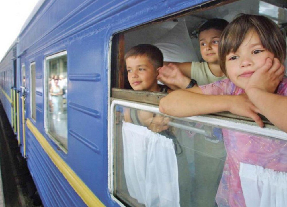 Возвращаясь из Симферополя, мы больше, чем полпути, ехали без хлеба,  питаясь кабачковой икрой плиткой ириса - хлеба нигде не было.