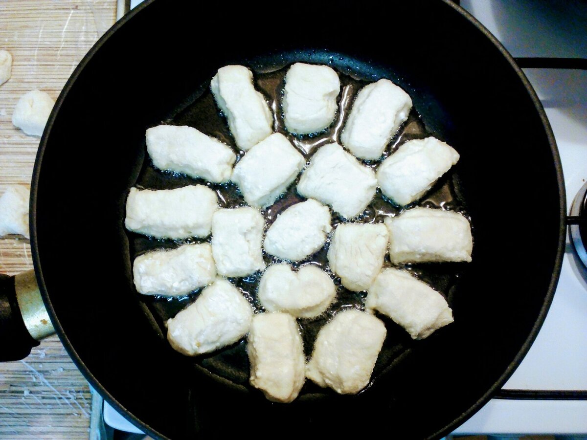 Пышки, как только выложила и уже сразу начали подниматься.