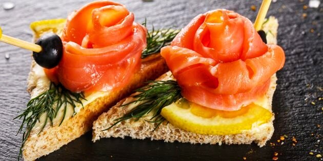 1. Бутерброды с красной рыбой, маслом и лимоном
