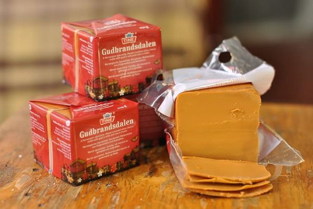 Знакомые привезли из Норвегии, данный продукт.У нас называют норвежский коричневый сыр. Рассказали что очень полезный, содержится много элементов. Спросил как он на вкус ?
