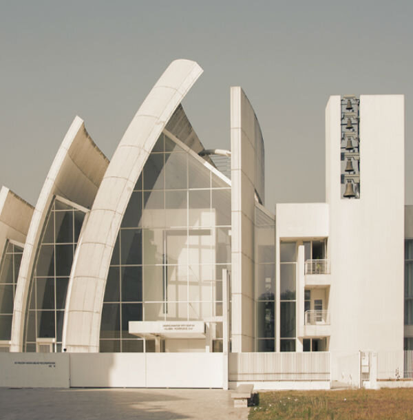 Технология фотокаталитического бетона впервые была применена в архитектуре при строительстве Церкви Дио Падре Мизерикордиозо в Италии. Автор: Annalordi - собственная работа, CC BY-SA 3.0, https://commons.wikimedia.org/w/index.php?curid=35502762