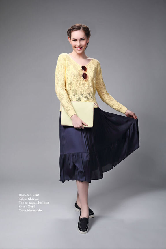 На модели: юбка Charuel, джемпер Lime, топсайдеры Эконика, клатч Oodji, очки Marmalato.