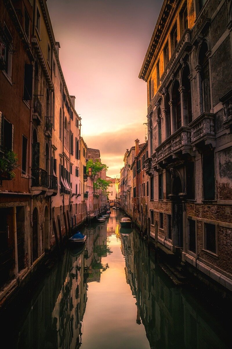 https://cdn.pixabay.com/photo/2016/12/05/00/27/venice-1882880_1280.jpg