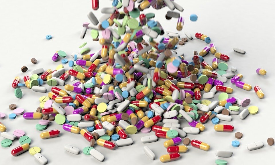 https://cdn.pixabay.com/photo/2018/09/13/02/17/pills-3673645_960_720.jpg