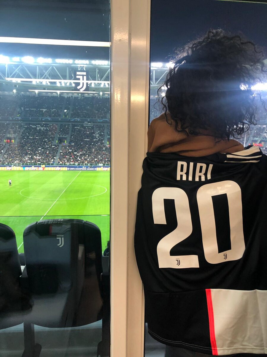 Рианна на трибуне Альянс стэдиум в Турине. Фото: twitter.com/juventusfcen