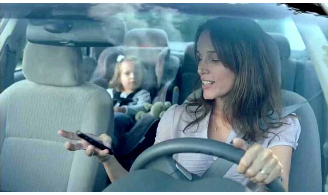 Мама говорит машина. Женщина за рулем с ребенком. Не отвлекайся за рулем. Актан за рулем.