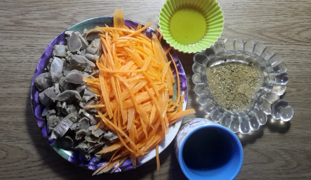 Очень вкусные и полезные продукты входят в состав салата.