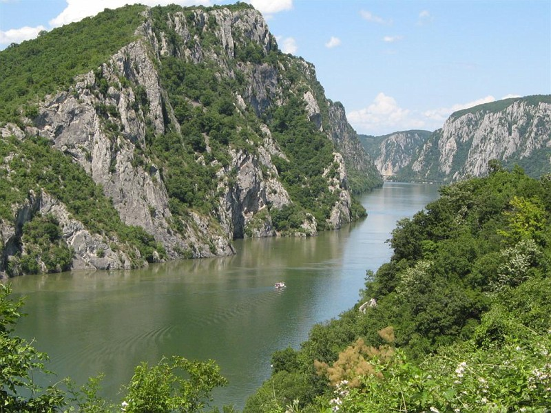 Железные ворота дунай сербия. Джердапское ущелье сербия. Сербия природа. Дунай в сербии. Дунай в сербии.