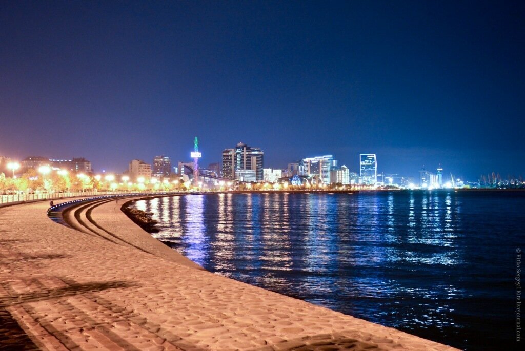 Затеряйтесь на улочках Ичери-Шехер
В стенах старой крепости Ичери-Шехер забываешь о времени. Хочется вечно петлять по уютным переулкам, разглядывать диковинки в сувенирных лавках и пить чай среди нарядных зданий с историей. 
Спешить и правда некуда. Обойдите все мечети, от Ашура XII века до Бегляр XIX века, от руин мечети Баба Кухи Бакуви до мечети Шейха Ибрагима с причудливым орнаментом-китабе над входом. Поторгуйтесь за расписные блюда и изящные подносы, отыщите самые спелые фрукты, поймайте в кадр контрасты древних домов и блестящих высоток и почувствуйте себя героем кино: именно на улицах Ичери-Шехер снимали сцены «Бриллиантовой руки» и «Человека-амфибии».