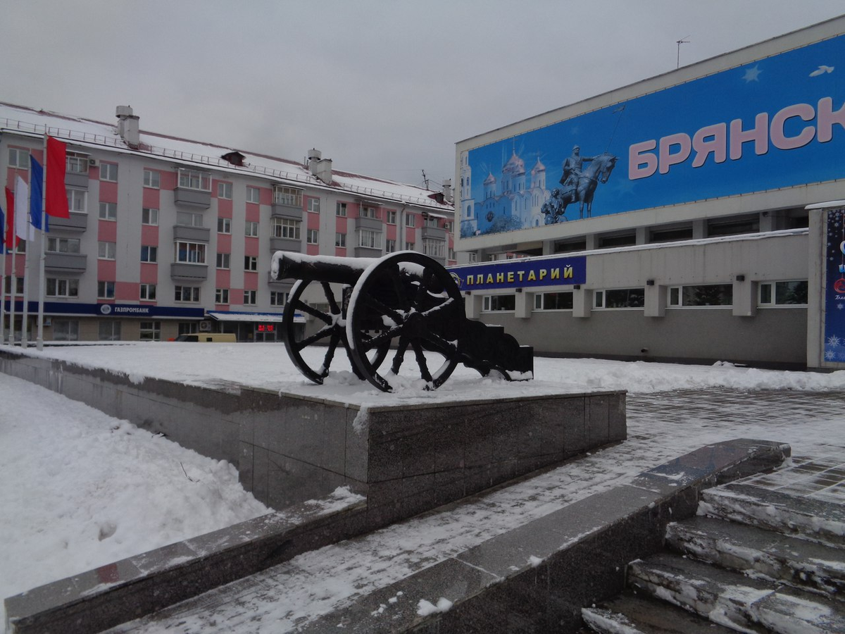 Пушка возле входа