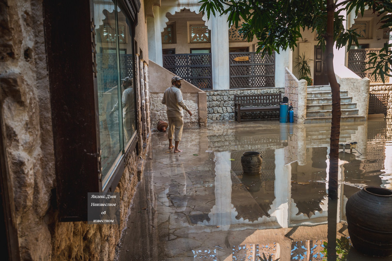 Наводнение в дубае сейчас новости. Потоп в Дубае. Дубай затоплен. Ливень в Дубае. Дождь в Дубае.