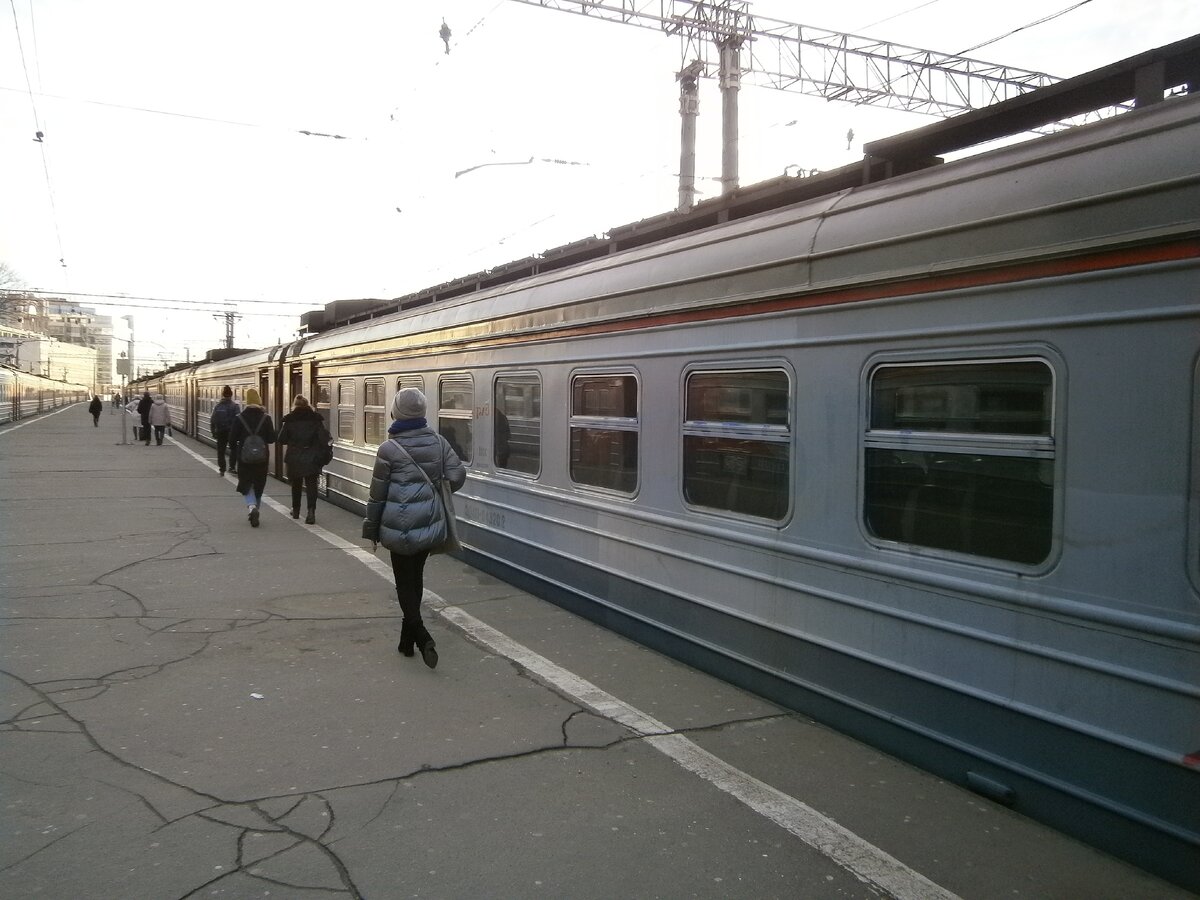 Электричка в аэропорт Домодедово. Есть ли смысл переплачивать за  аэроэкспресс? | Иванка | Дзен