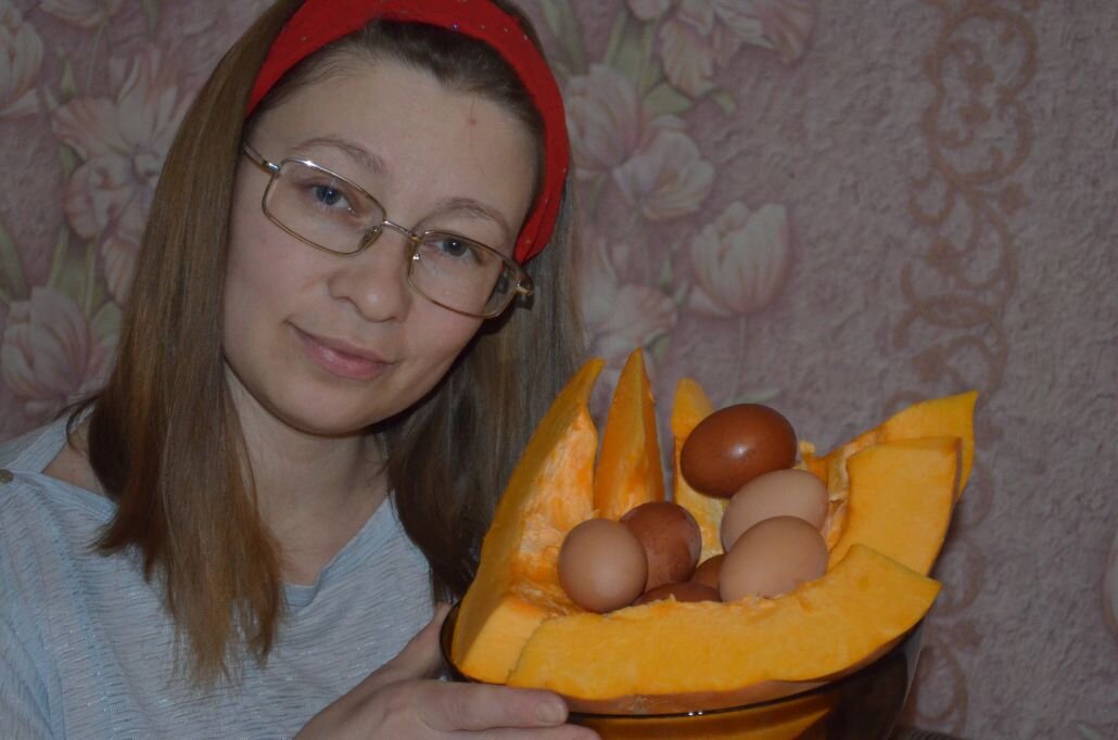 Использую яичную кожуру. А тыква для красоты картины.