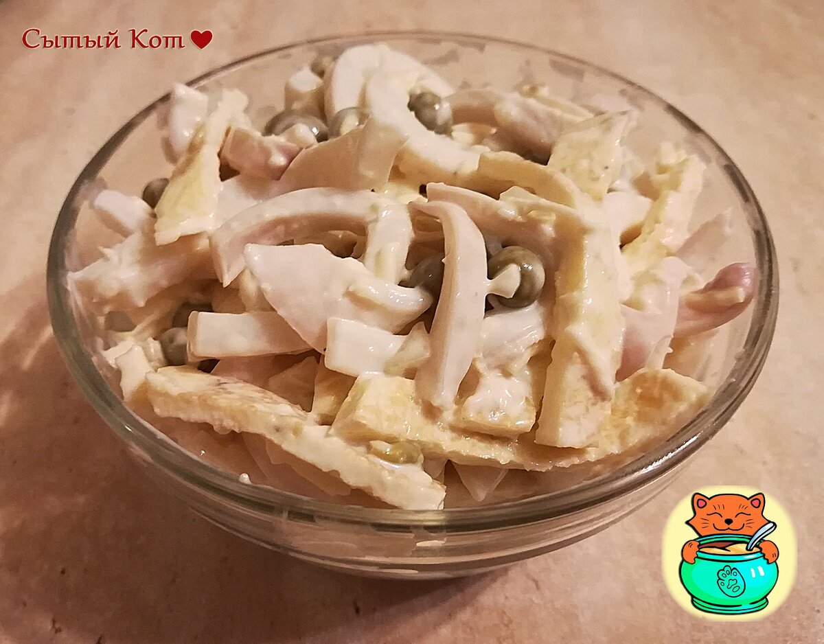 Салат с кальмарами с блинами из яйца