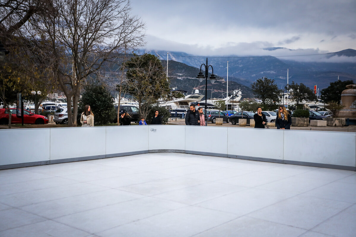 В Будве установили бесплатный каток