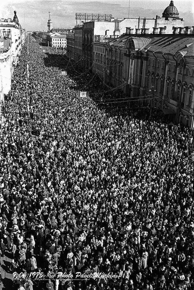 Сильное фото. 9 мая 1975 года. Ветераны идут по Невскому проспекту в тридцатилетнюю годовщину окончания войны.