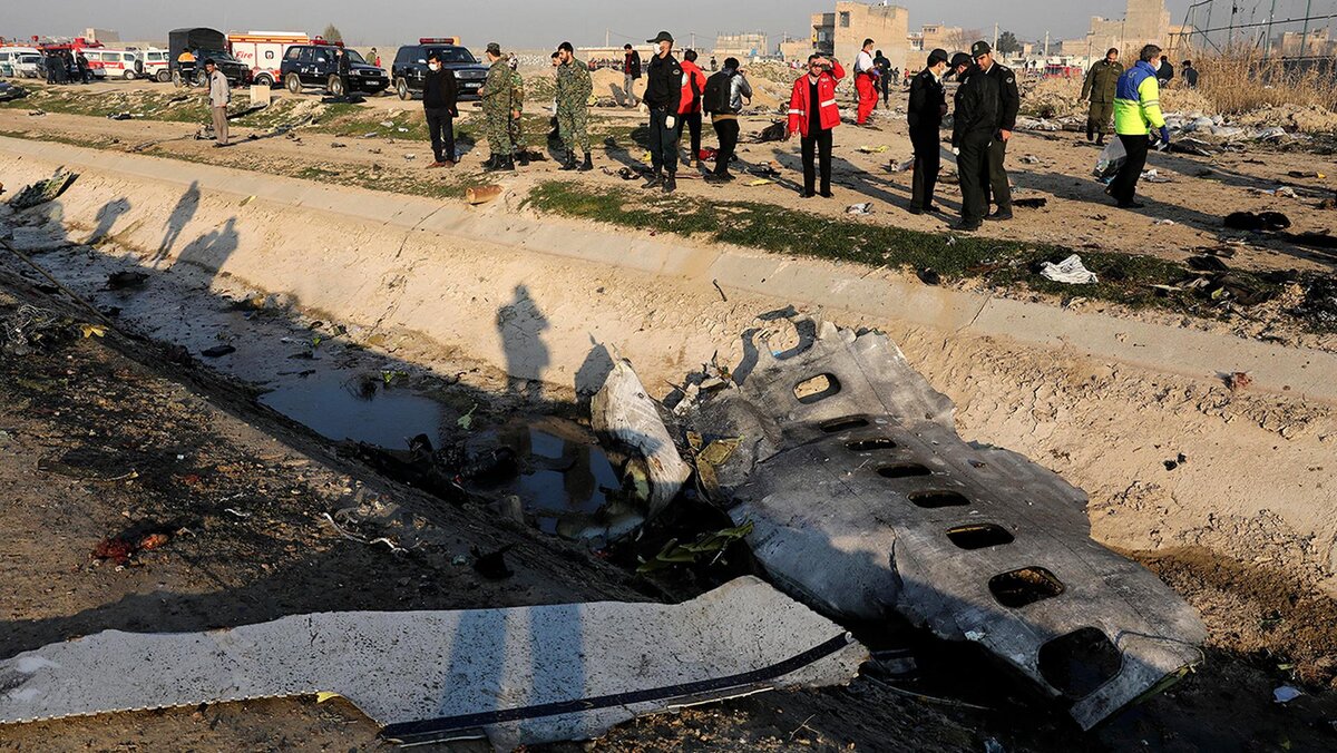 Обломки авиалайнера. Фото - Associated Press