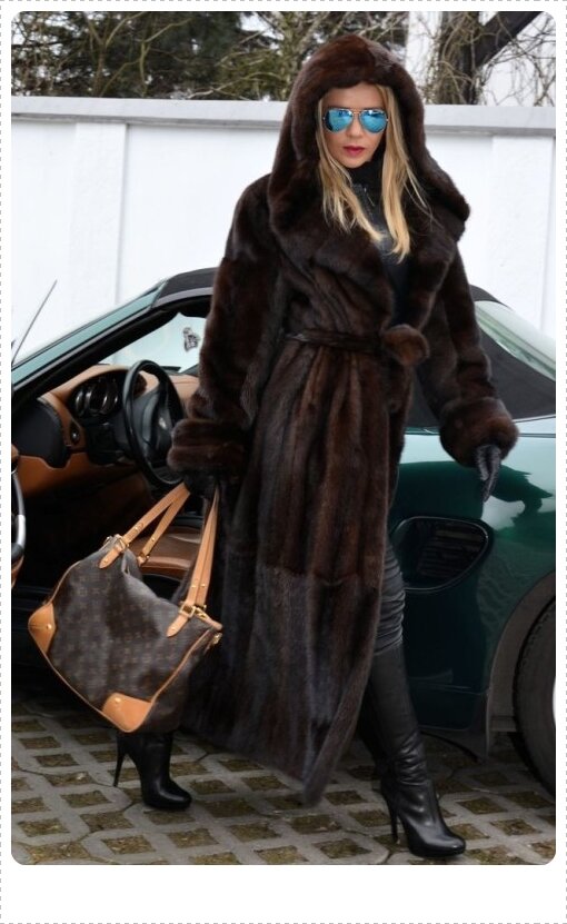 Цвет мускатного ореха, кофе с молоком, шоколадные, песочные, карамельные оттенки. Коричневая гамма разнообразна. Самый тёмный цвет коричневой группы - махагон.Получился путём скрещивание чёрной и коричневой норки. Коричный мех является выбором для девушек и женщин, которые не любят чёрный, но не осмеливаются одеть более светлые оттенки для повседневной носки.