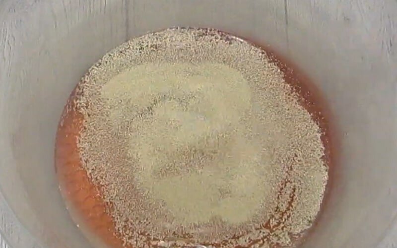 250 мл воды подогреваем до 30 градусов. Вода должна быть обязательно тёплая, не горячая. В воду добавляем сахар и дрожжи, даем постоять 5 минут, чтобы дрожжи начали работать.