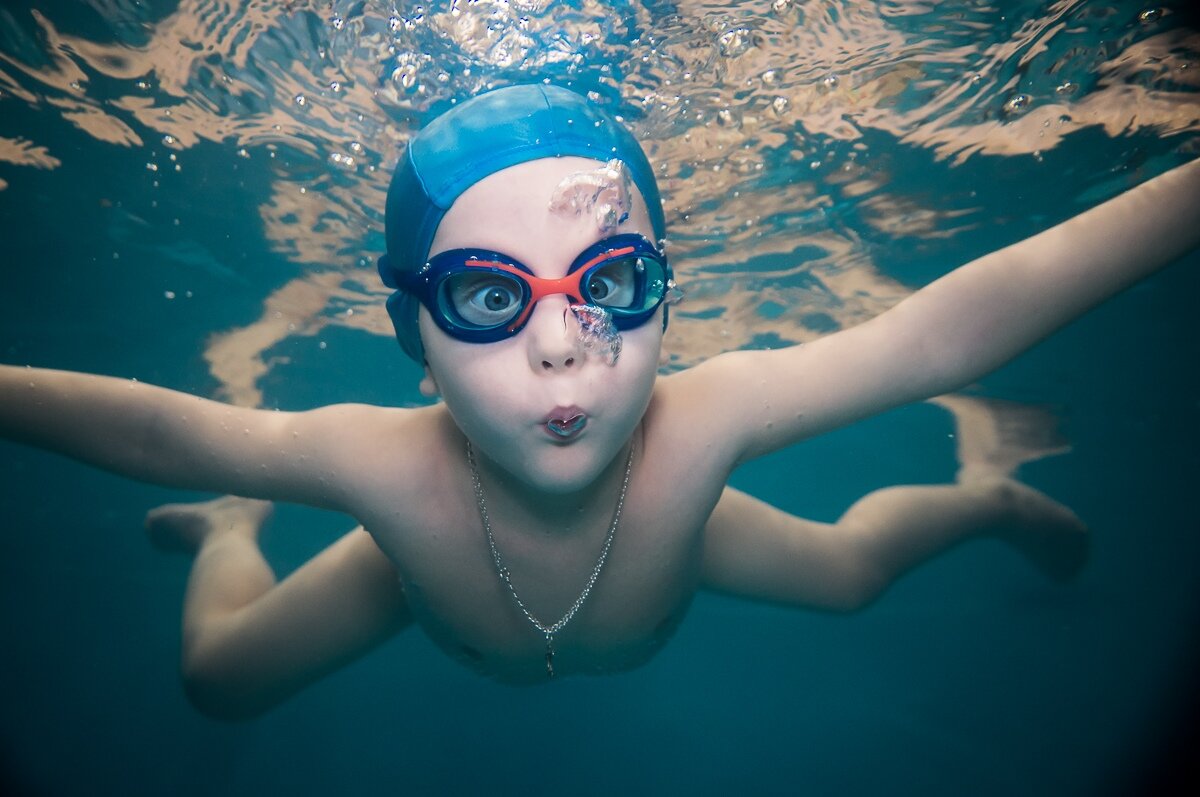 Взрослые дети под водой открывают рот осознанно — играют в акулу или большого кита