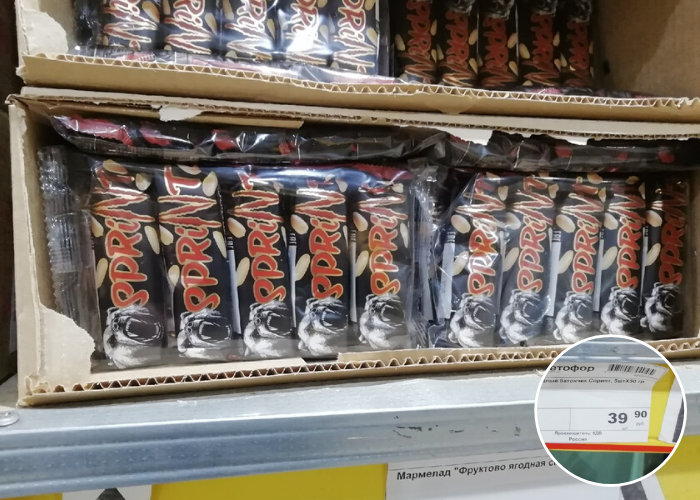 Батончики на полке магазина