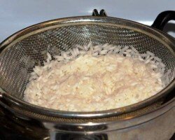 ШАГ 1:
Рис отвариваем до полуготовности и откидываем на дуршлаг.